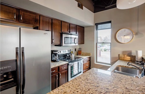 Weinland Park Apartment | Industrial Chic Loft Near OSU & Short North with King Beds, Walkable Stay