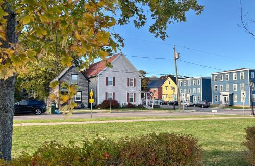 Queens Square Hotel | Inn on the Harbour