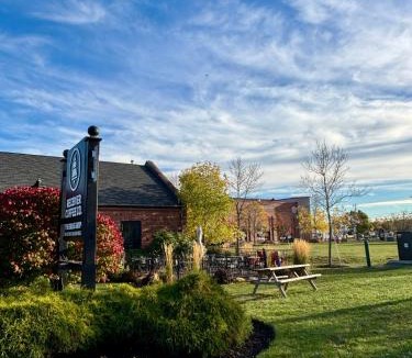 Queens Square Hotel | Inn on the Harbour
