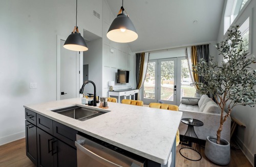 Edgewood House | Inner City Hideout: Serenity with Big Nature Views
