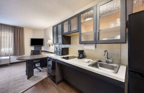 Gahanna Hotel | Irvine's Premier Destination for Business & Leisure! Pets Allowed, Full Kitchen!
