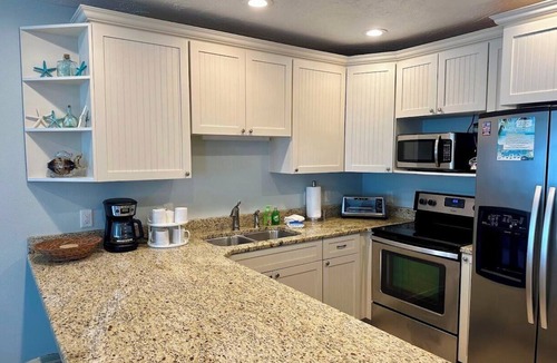 Ilexhurst Condo | Island Beach Club 21 - Anna Maria Island - Condo 2 Bedroom/2 Bath gulf front , maximum occupancy of 4 people.