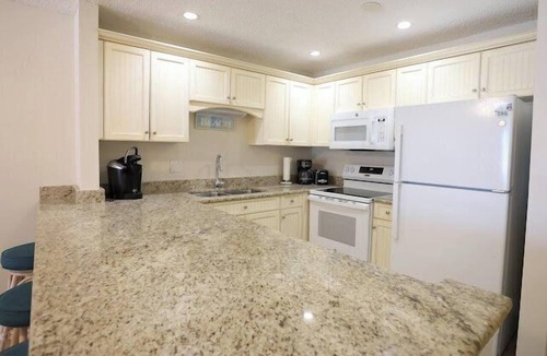 Ilexhurst Condo | Island Beach Club 24 - Anna Maria Island - Condo 2 Bedroom/1 Bath gulf front , maximum occupancy of 4 people.