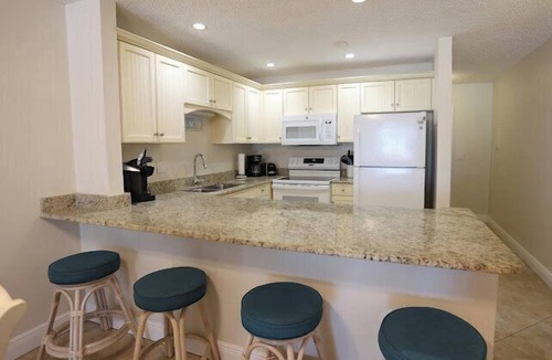 Ilexhurst Condo | Island Beach Club 24 - Anna Maria Island - Condo 2 Bedroom/1 Bath gulf front , maximum occupancy of 4 people.