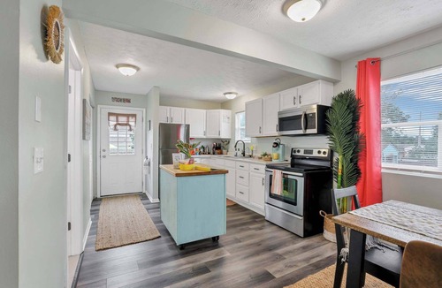 Buckeye Lake House | Island Vibes| Hot Tub|Short Walk To Buckeye Lake