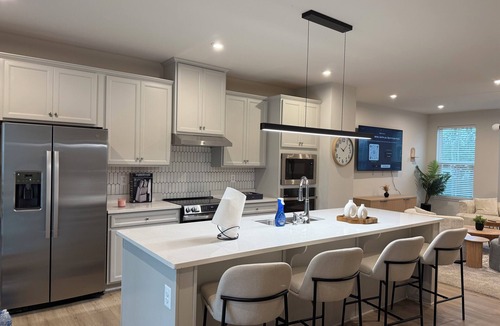 Fredericksburg House | J cornerstone Modern House Charming 4 room townhome in delightful Fredericksburg