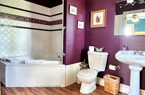 Adamstown Bed & Breakfast | Jade Room at The Amethyst Inn B&B, jacuzzi, fireplace, antiques and Lancaster