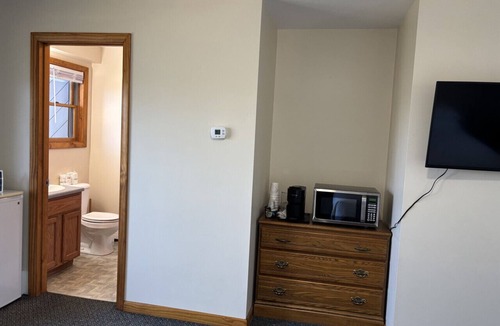 Greenville Junction Bed & Breakfast | Juniper Motel*Double Queen*RM19*Dock*ATV Access*Waterfront*Pet Friendly*Boat Rentals