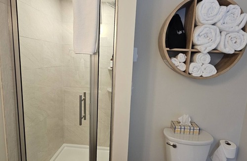 Greenville Junction Hotel | Juniper Motel-King Suite Deluxe*RM5*Lakefront*ATV Access