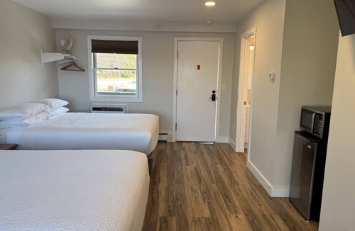 Greenville Junction Bed & Breakfast | Juniper Motel-Waterfront- Double Queen-18