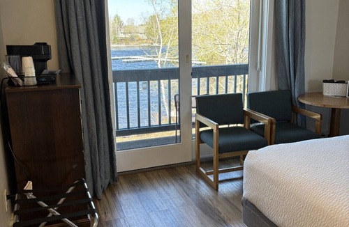Greenville Junction Bed & Breakfast | Juniper Motel-Waterfront- Double Queen-18