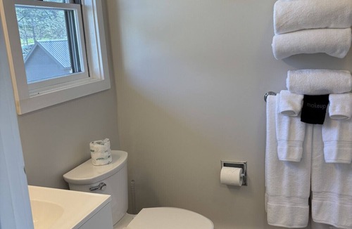 Greenville Junction Bed & Breakfast | Juniper Motel-Waterfront- Double Queen-18