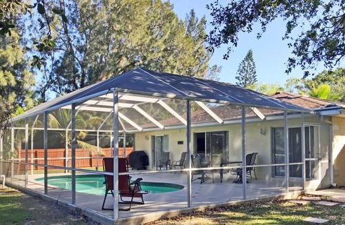 Ridge Wood Heights House | Just minutes to Siesta Key, Beaches, and Shopping w/ Private Pool and WIFI