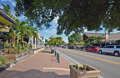 Ridge Wood Heights House | Just minutes to Siesta Key, Beaches, and Shopping w/ Private Pool and WIFI