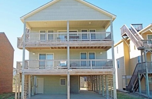 Kill Devil Hills House | KD904- Semi-OF favorite with elevator, 4 master suites and gourmet kitchen!