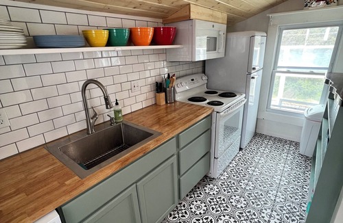 Albion Cottage | Keep it cozy at this peaceful and centrally located coastal cottage.