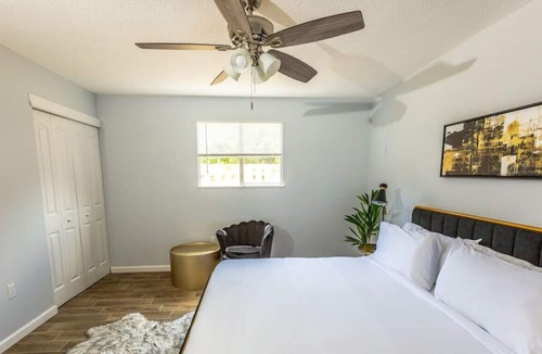 North Sarasota Apartment | King bed Ed Smith Stadium