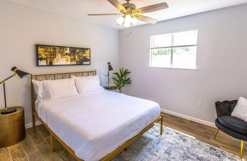 North Sarasota Apartment | King bed Ed Smith Stadium