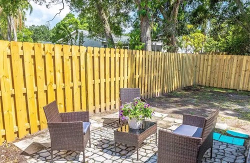 North Sarasota Apartment | King bed Ed Smith Stadium