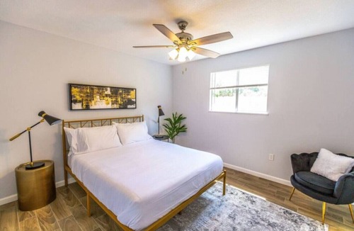 North Sarasota Apartment | King bed Ed Smith Stadium