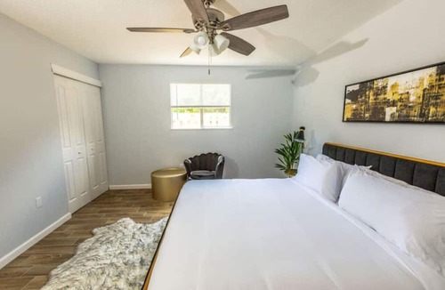 North Sarasota Apartment | King bed Ed Smith Stadium