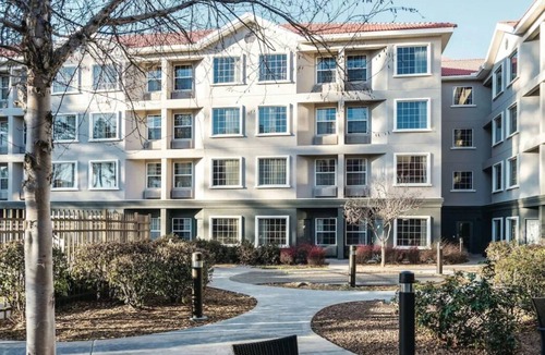 Woodlands Village House | King Bed Non-Smoking ADA Room at La Quinta Inn by Wyndham Flagstaff