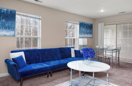 Easton Apartment | King | Queen bedroom w/Balcony Near Easton