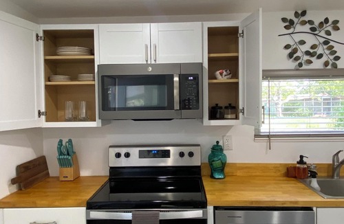 Cocoa House | King Size Bed Studio Apartment With Screen Room