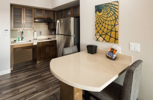 Lake Jackson Condo | King Suite. Free Breakfast. Outdoor Pool. Near Sea Center Texas!