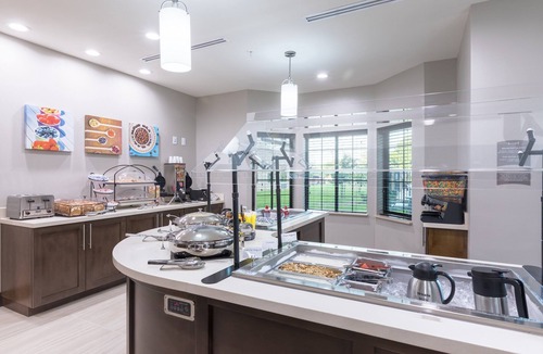 Lake Jackson Condo | King Suite. Free Breakfast. Outdoor Pool. Near Sea Center Texas!