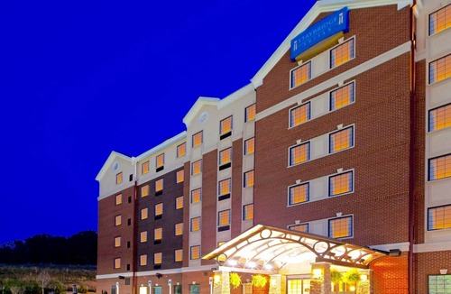 Aquia Harbour Apartment | King Suite | Shared Indoor Pool + Free Breakfast