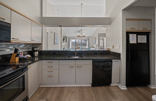 Arcadian Shores Villa | Kingston Richmond Pk 20F 2nd floor w/pool & beach