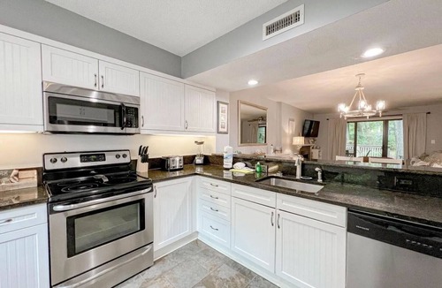Arcadian Shores Villa | Kingston Richmond Pk 14B 1st floor w/pool & beach