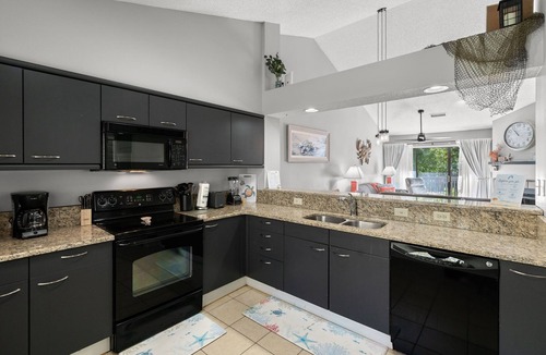 Arcadian Shores Villa | Kingston WHP 12H 2nd floor Villa w/pool/beach