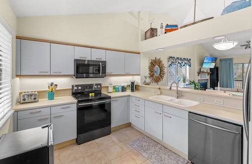 Arcadian Shores Villa | Kingston WHP 21D 2nd floor Villa w/pool/beach
