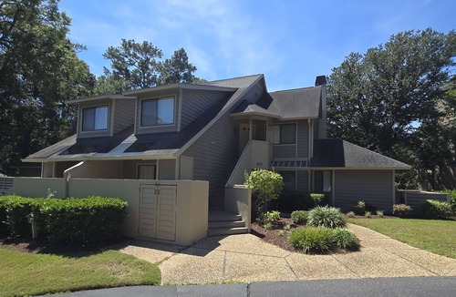 Arcadian Shores Villa | Kingston WHP 21D 2nd floor Villa w/pool/beach