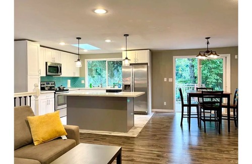 Inglewood-Finn Hill House | Kirkland Cheerful 3 bedroom 2 bath house