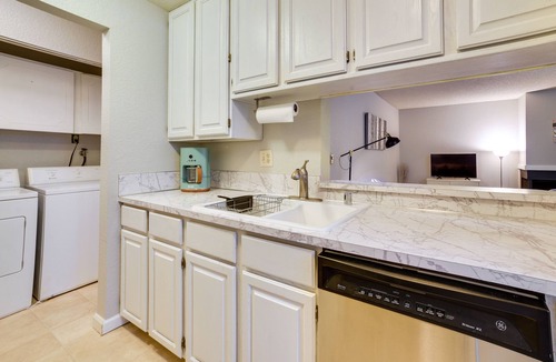 Kirkland Condo | Kirkland Condo w/Fenced Patio ~ 11 Mi to Seattle!