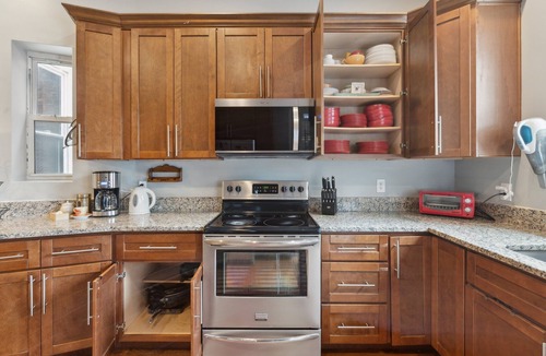 Eckington House | La Casa del Professore - 4BR/3.BA, Free St. Parking, Spacious Deck & Yard
