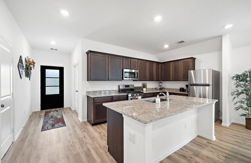 La Marque House | La Marque Spacious 4 Bedroom New home close to I-45 Hwy