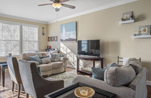 La Plata House | La Plata Maryland Manor - Pet Friendly Townhouse by Hospital & Food - Sleeps 6