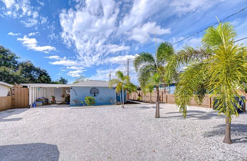 South Bradenton House | Lady Palm: 2/1 w garden vibes three miles to IMG