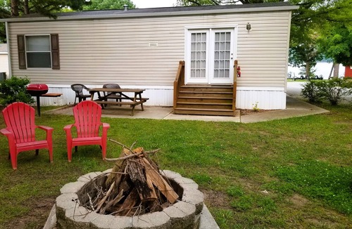 Ridgedale Cottage | Lake "Beach" Cottage w/Boat Slip & Rentals, Dock & Hot Tub!