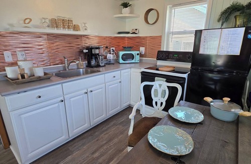 Au Gres Cottage | Lake Huron Freebird - Cozy 2BR Cottage with Beach Access & Golf Nearby