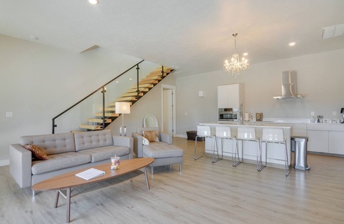 Big Water Villa | Lake Powell Sunrise Villa by Antelope Canyon - Firepit, Stargazing & Scenic View