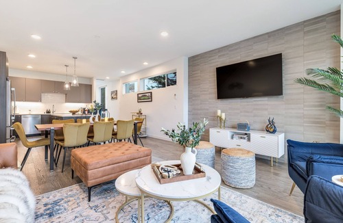 East Queen Anne House | Lake Union Rooftop, Sleeps 12, Parking & Sauna