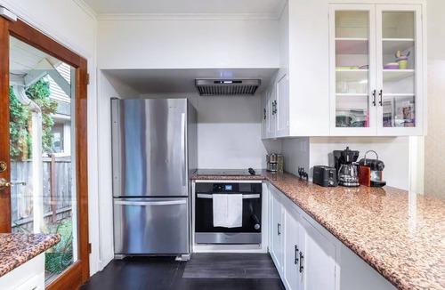 Cedar Heights House | Lake View Cottage House 4BD2BA with Detached Modern Studio 1BD1BA