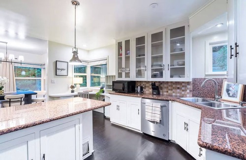Cedar Heights House | Lake View Cottage House 4BD2BA with Detached Modern Studio 1BD1BA