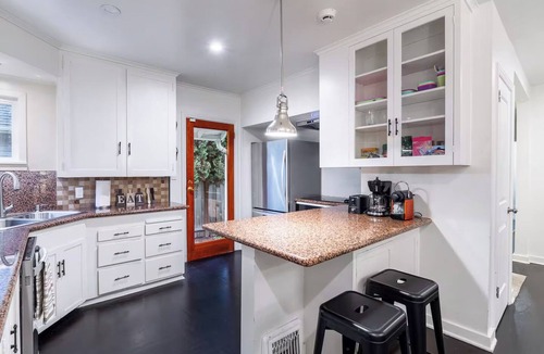 Cedar Heights House | Lake View Cottage House 4BD2BA with Detached Modern Studio 1BD1BA