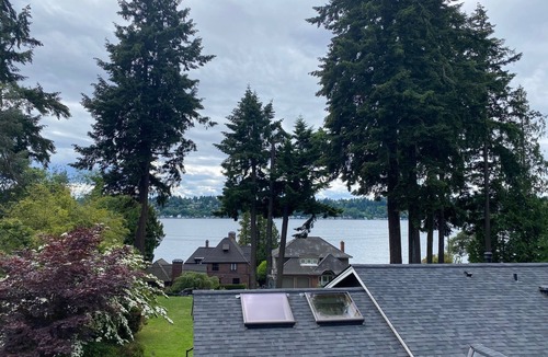 Inglewood-Finn Hill Cottage | Lake View Cottage in Holmes Point Neighborhood